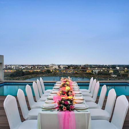 Ramada Encore By Wyndham Indore Nipania Dış mekan fotoğraf