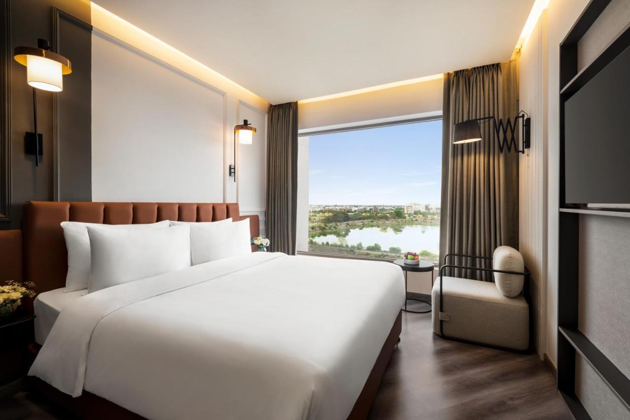 Ramada Encore By Wyndham Indore Nipania Dış mekan fotoğraf