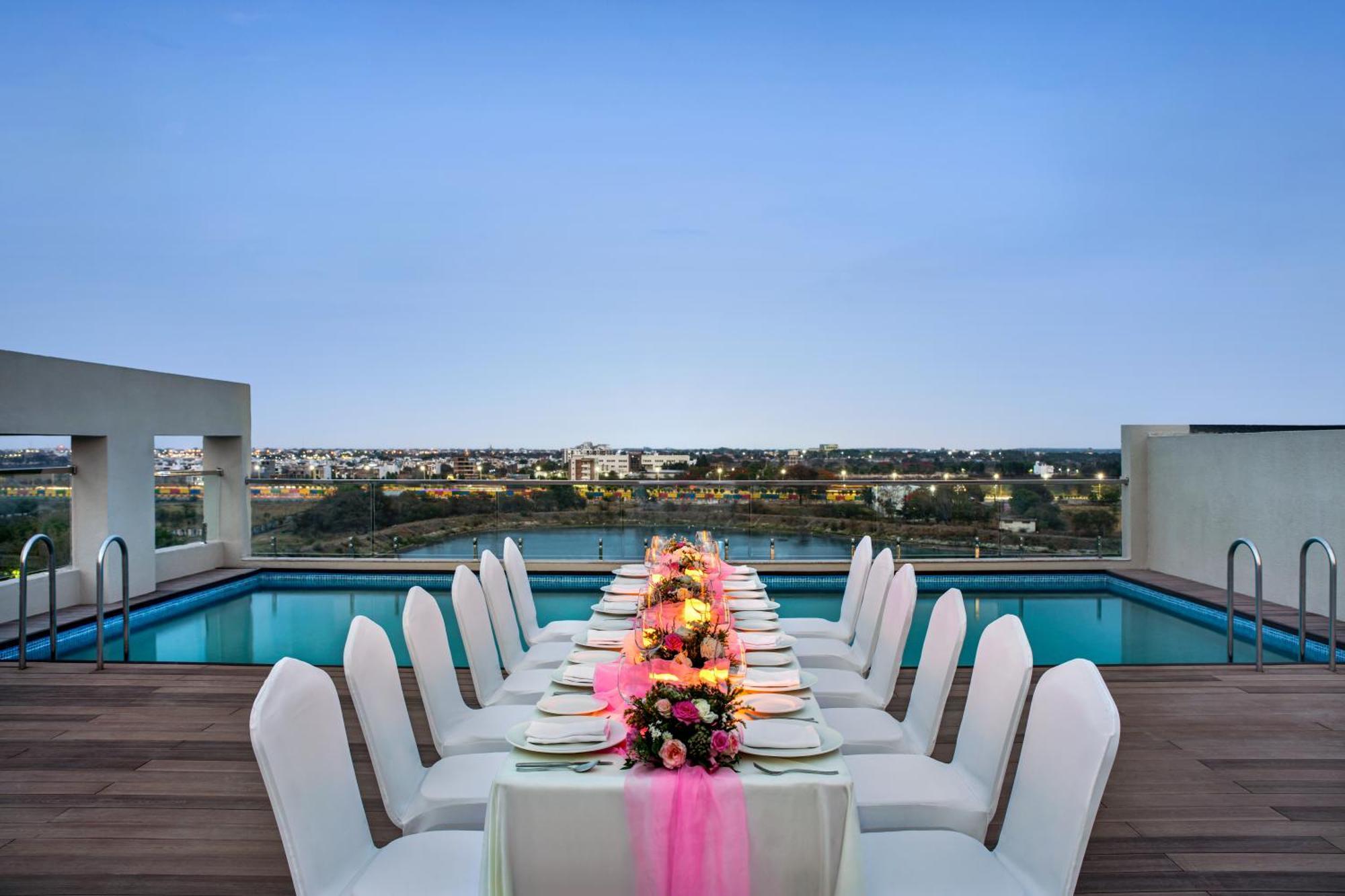 Ramada Encore By Wyndham Indore Nipania Dış mekan fotoğraf